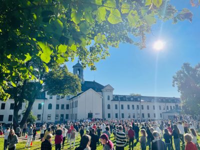 Elever som står på skolgården på Montessori Mondial