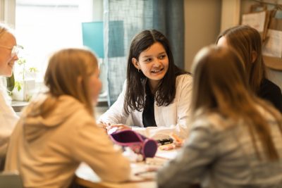 Fem elever sitter och studerar
