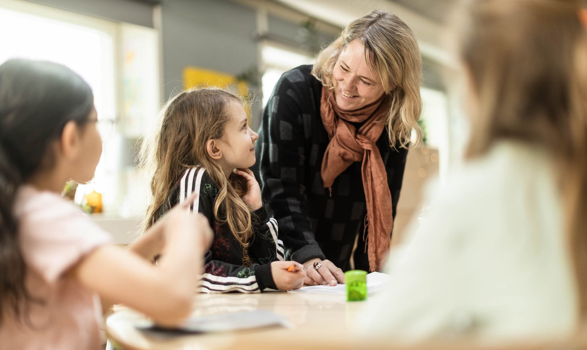 En lärare hjälper en elev under en lektion på Montessori Mondial.