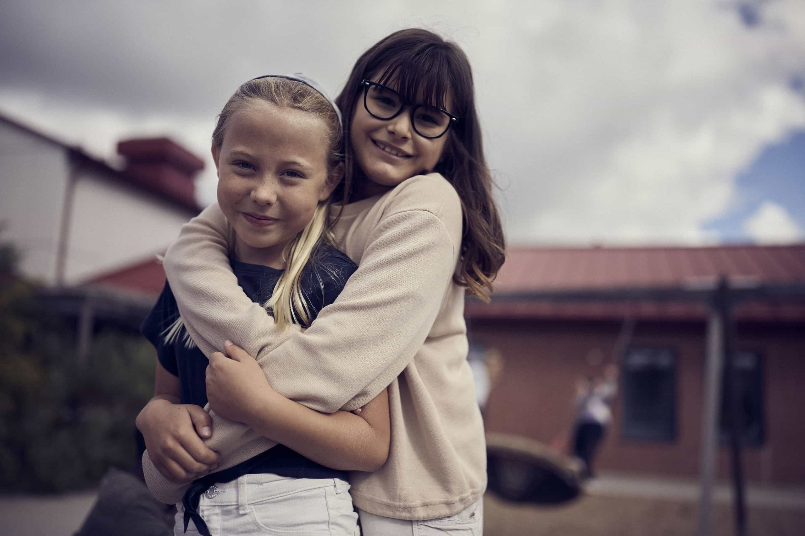 Två elever på Montessori Mondial står utanför skolan tillsammans.