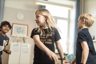 Elever på Montessori Mondial går runt i klassrummet.