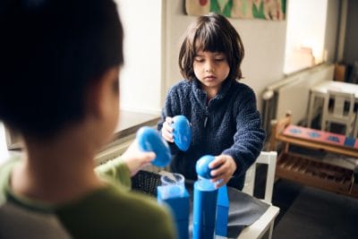 Barn på förskolan lär genom montessorimaterial.