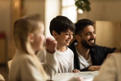 Elev får hjälp av lärare på Montessori Mondial.