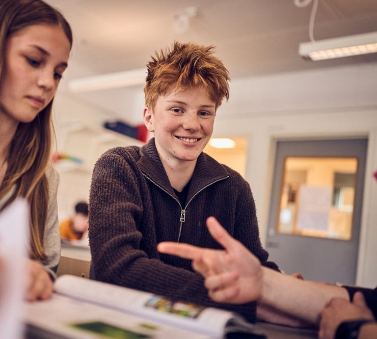 Elever i högstadiet sitter i klassrum.