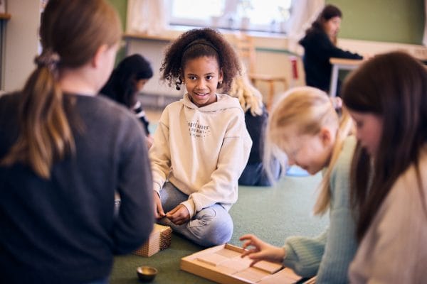 Elev i klassrummet på Montessori Mondial Kungsholmen.