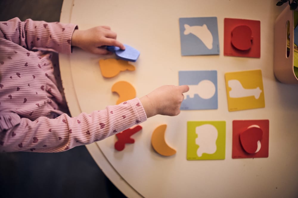 Förskolebarn lär med montessorimaterial.