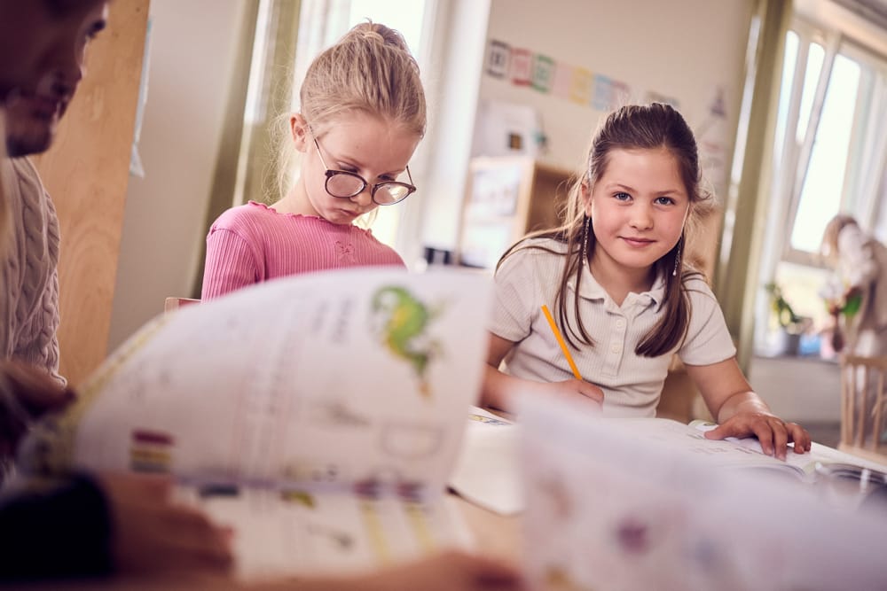 Elever på Montessori Mondial lär tillsammans.