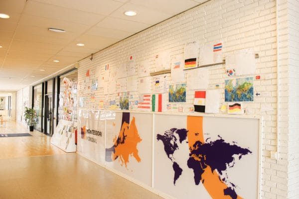 Entrén på Montessori Mondial Lidingö med bilder på jordens alla världsdelar.