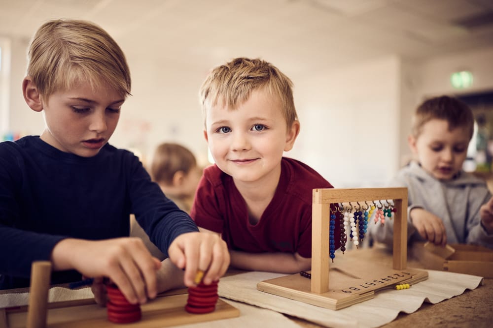 Förskolebarn lär sig med montessorimaterial.