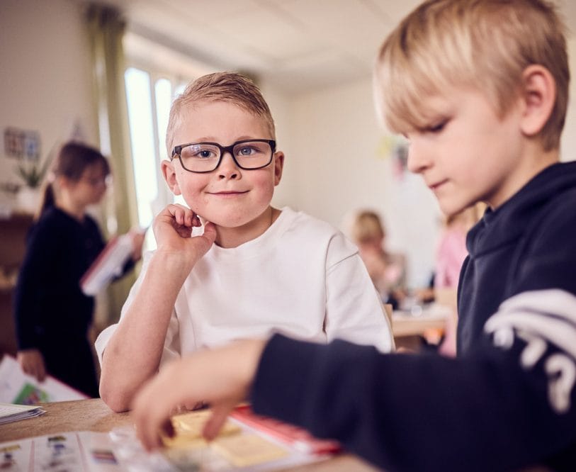 Två elever i ett montessoriklassrum.