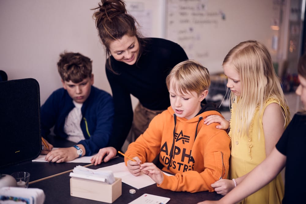 Elever får hjälp av pedagog.