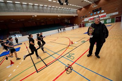 Elever och lärare på en gymnastiklektion