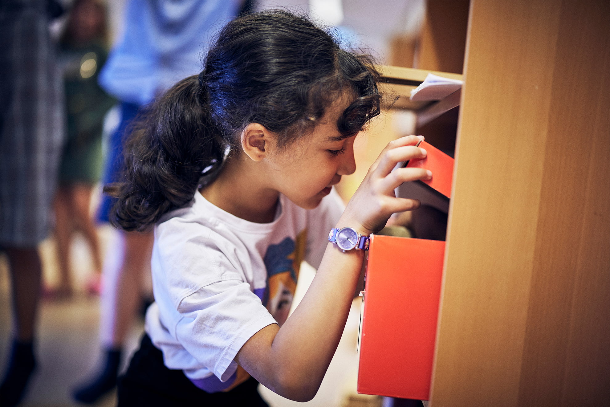 Elev på Montessori Mondial som öppnar en låda