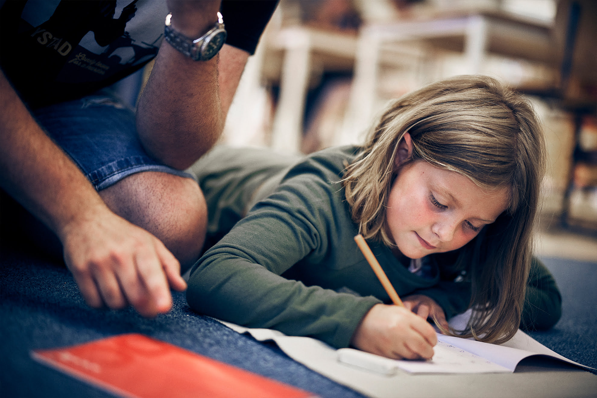 Elev på Montessori Mondial som ligger ner och skriver