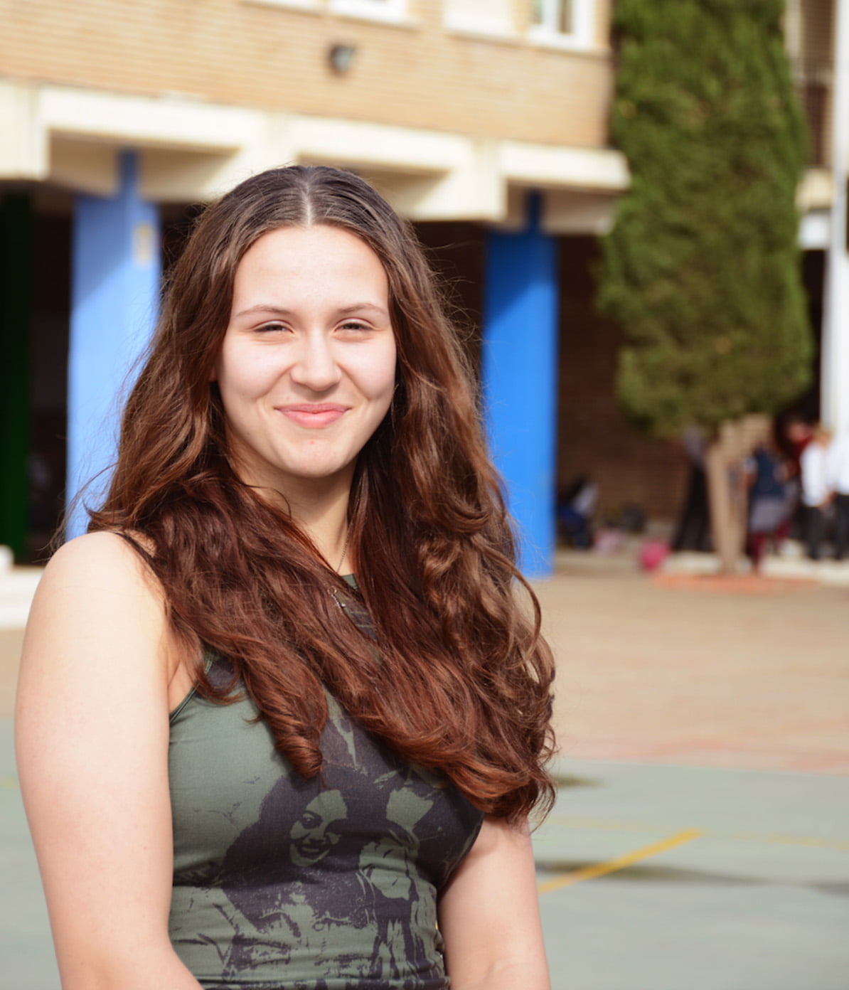 Porträttbild på Olivia, elev på utbytesresa i Spanien.