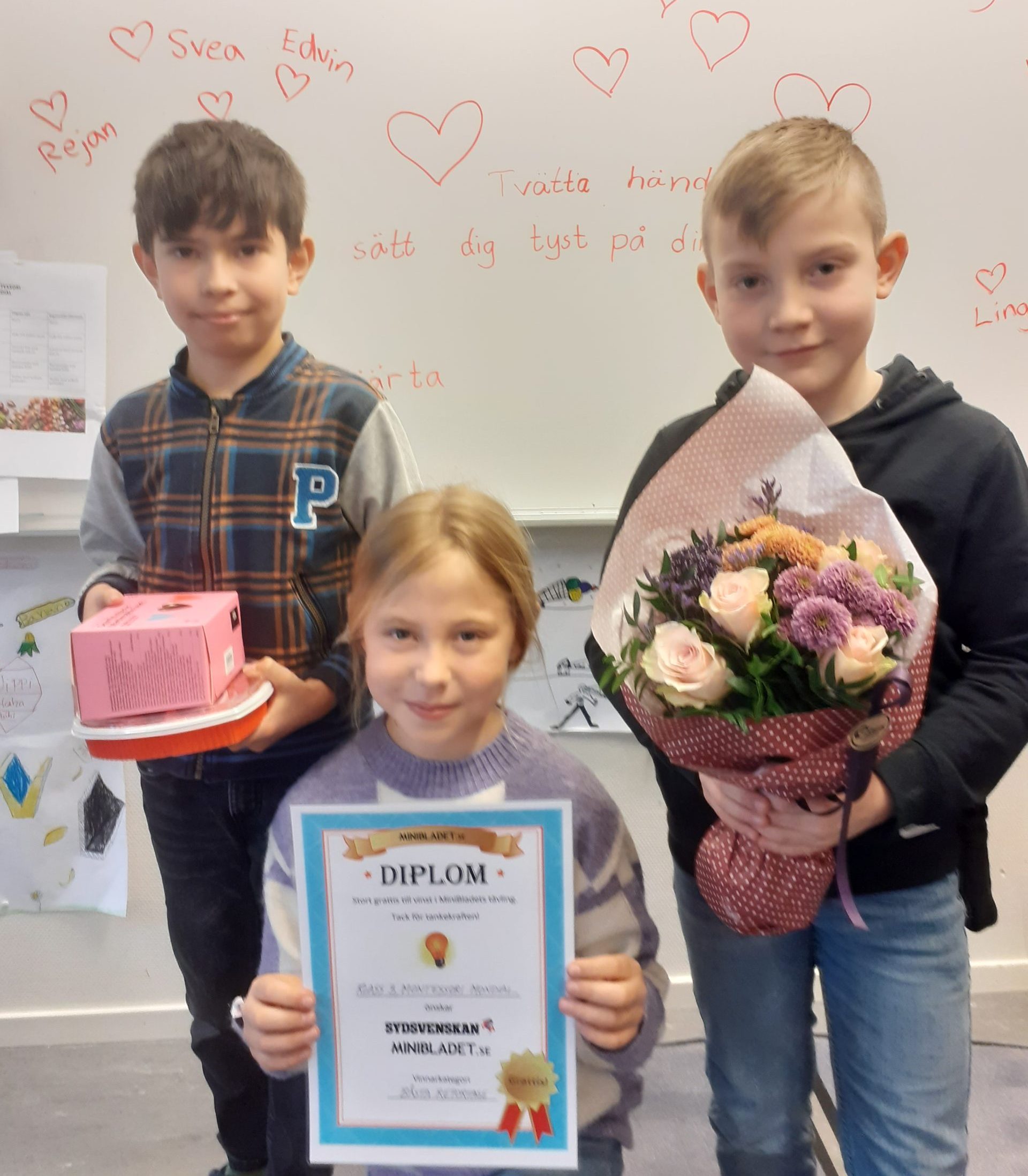 Eleverna Charlie Hedström, Hilda Karlsson och Isak Arnslätt i årskurs 3 på Montessori Mondial Lund med sina pris.