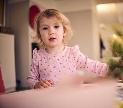 Barn på förskolan sitter vid ett bord.