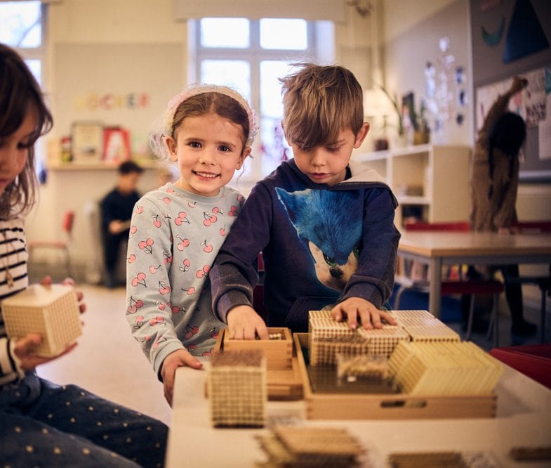 Elever i förskoleklass lär med montessorimaterial.
