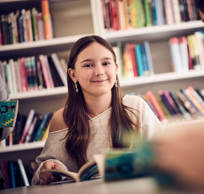Elev på Montessori Mondial läser bok.