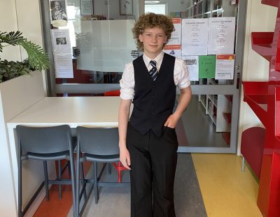 Elev i klass 8 på Montessori Mondial står i klassrummet.