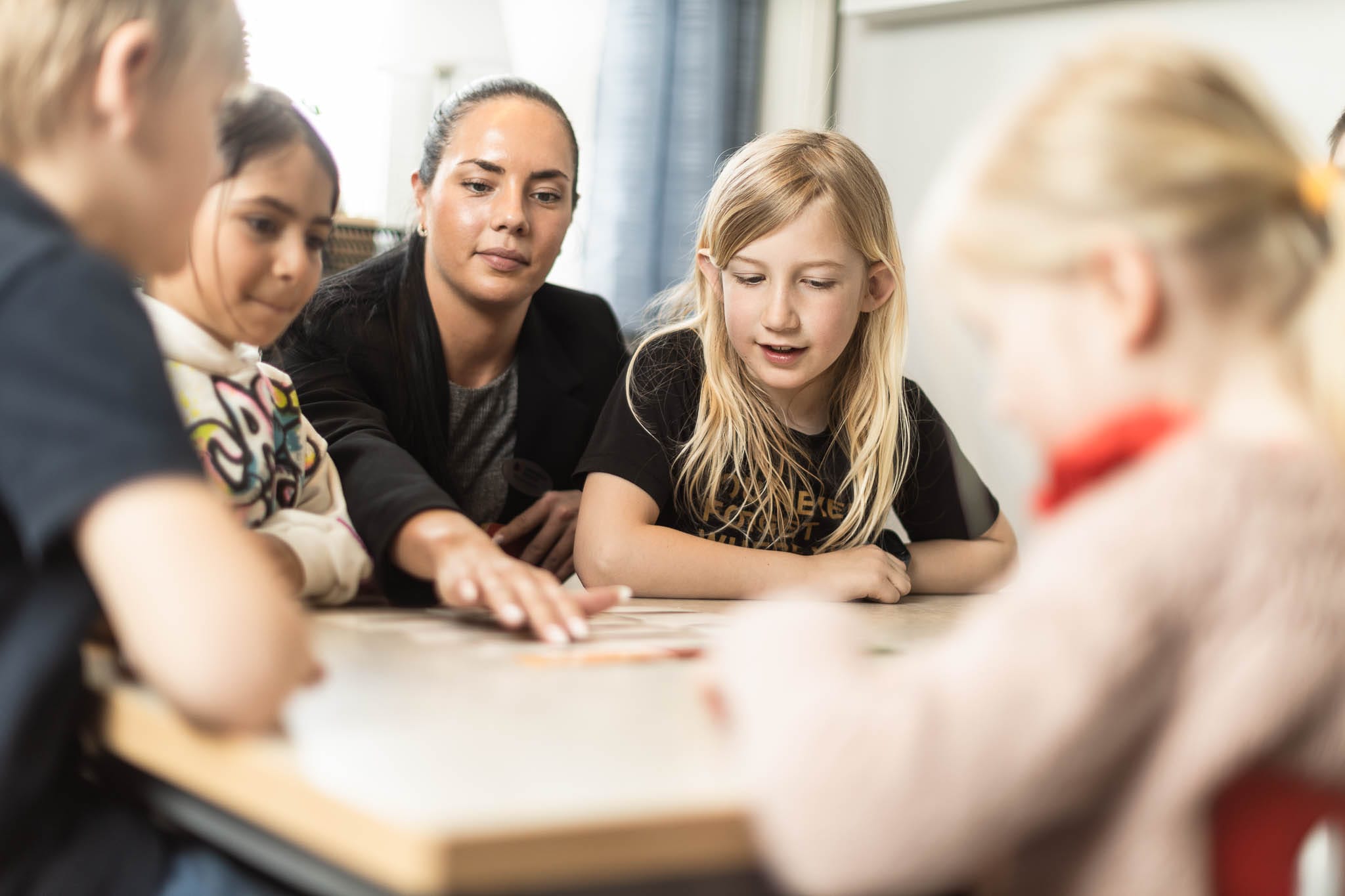 Lärare hjälper elever på Montessori Mondial.