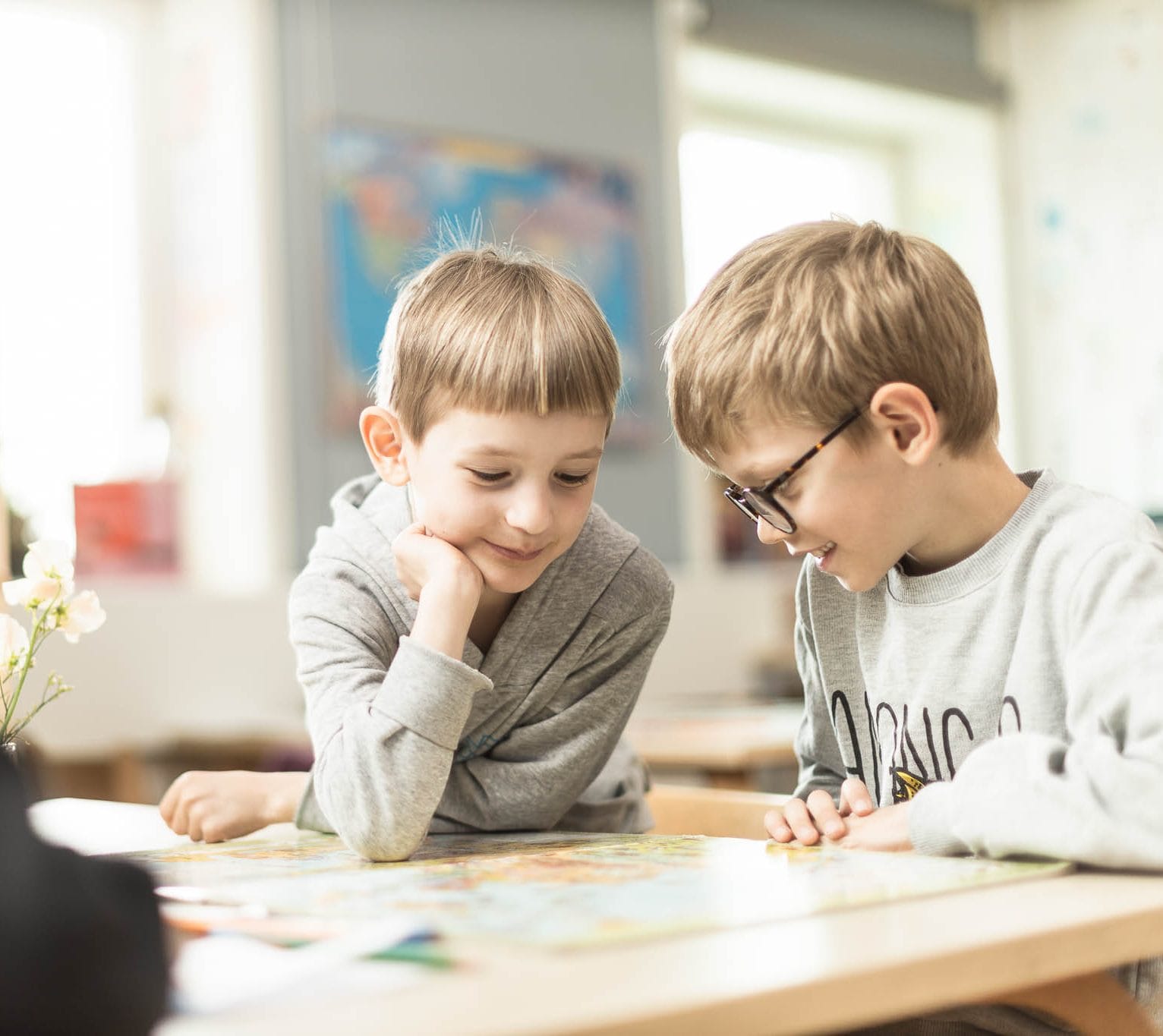 Två elever lär tillsammans.