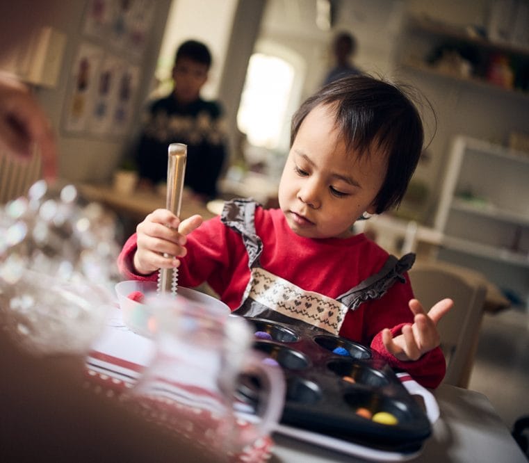 Barn på förskolan leker med bubblor.