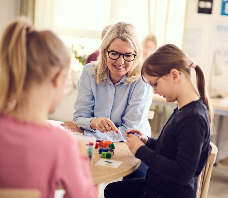 Pedagog hjälper elev i förskoleklass.