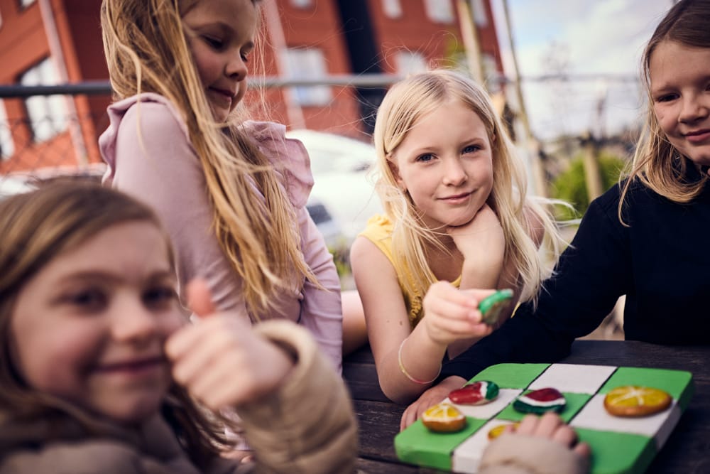 Elever spelar spel utomhus.