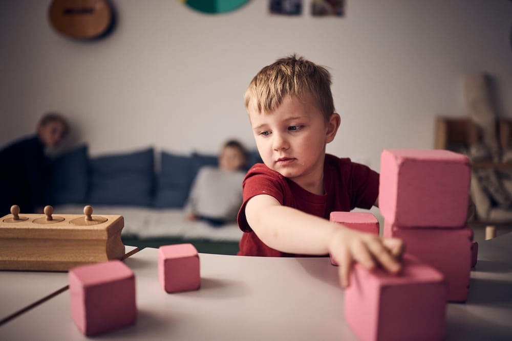 Barn i förskolan lär med klossar.
