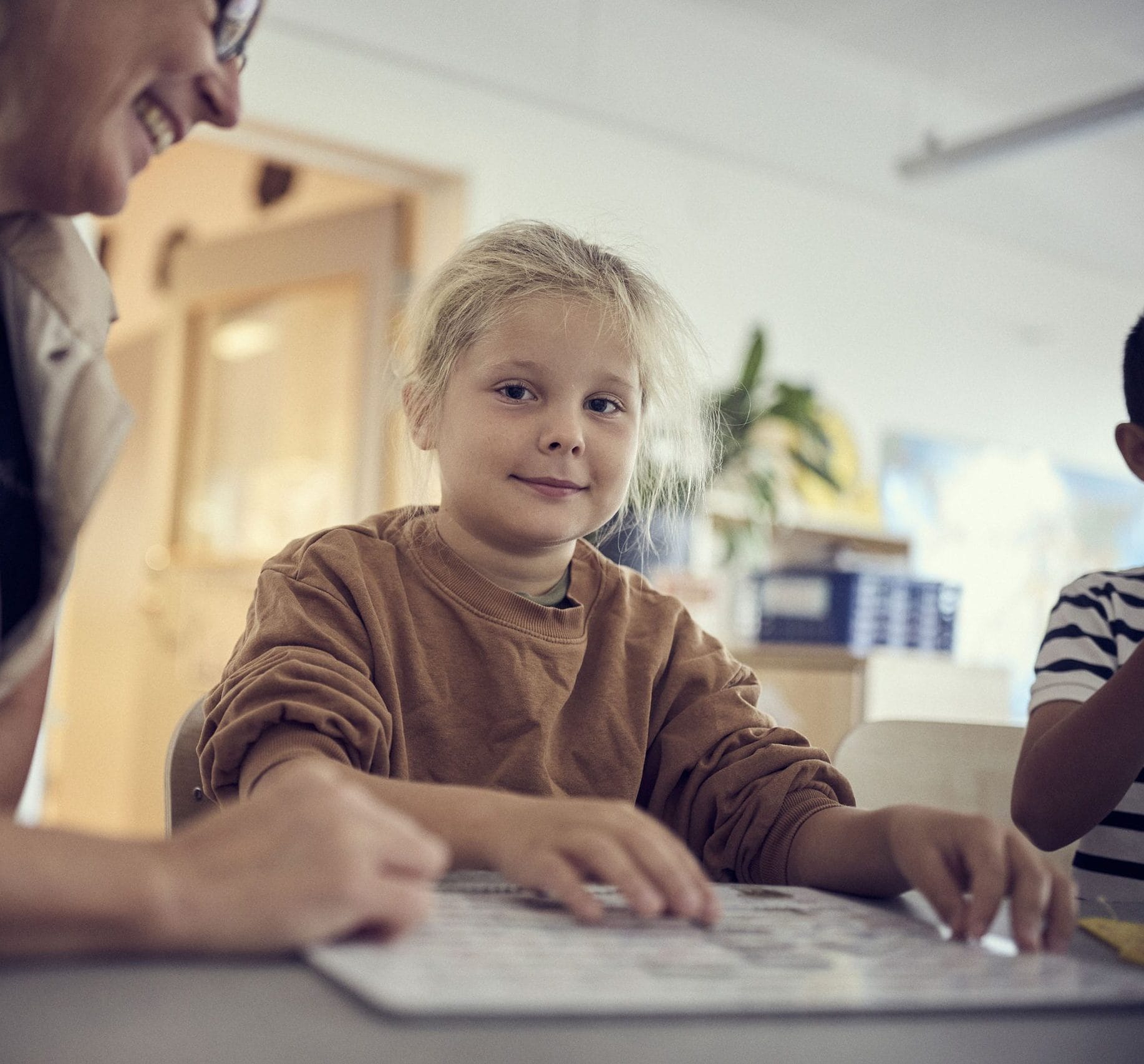 Elev sitter med pedagog.