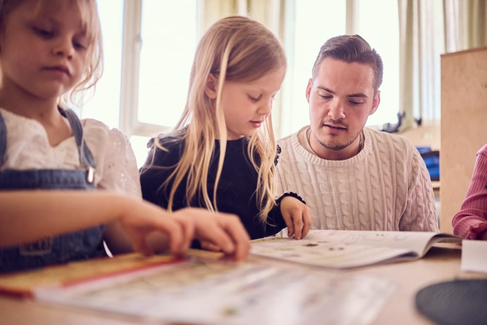 En elev får hjälp av en lärare.