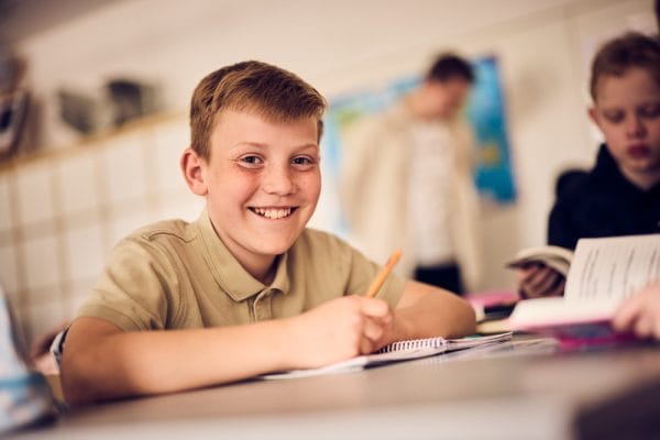 Elev på Montessori Mondials grundskola.
